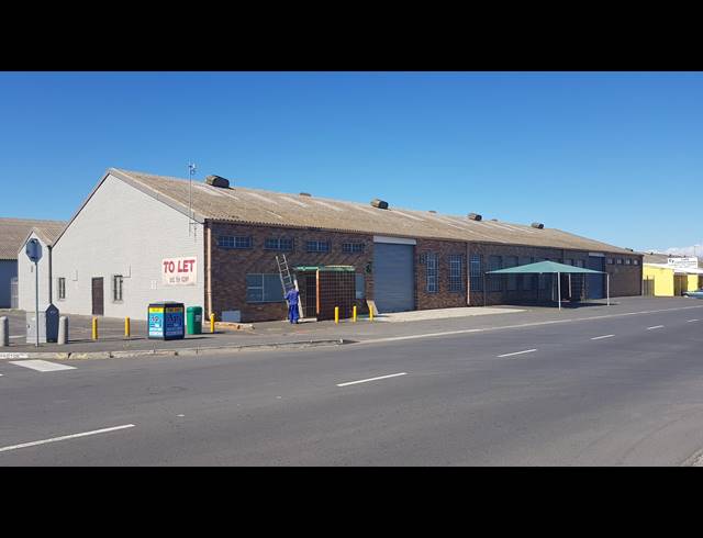 1,350M² FACTORY TO LET IN TRIANGLE FARM